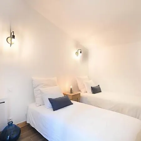 Дом отдыха Spacious House With Terrace And Jacuzzi *