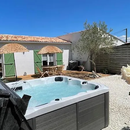 Дом отдыха Spacious House With Terrace And Jacuzzi
