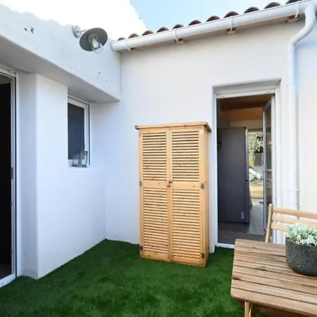 Spacious House With Terrace And Jacuzzi Дом отдыха Ла-Куард-сюр-Мер
