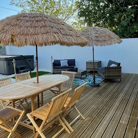Дом отдыха Spacious House With Terrace And Jacuzzi Ла-Куард-сюр-Мер
