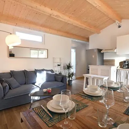 Дом отдыха Spacious House With Terrace And Jacuzzi